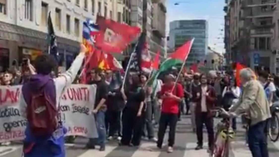 Flotilla, allo sciopero in piazza Duomo insulti a Meloni e foto imbrattate di rosso