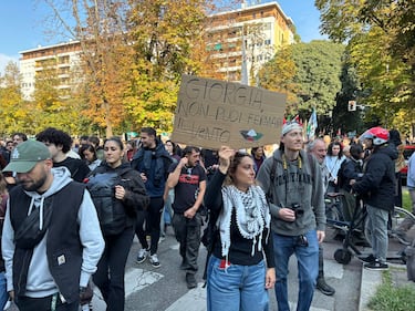 Milano, slogan e bandiere pro Palestina 1