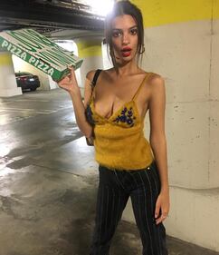 Emily Ratajkovski: lato b e topless ai tropici 6
