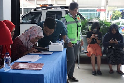 Indonesia, precipita un Boeing: pure un italiano tra i 188 morti 6