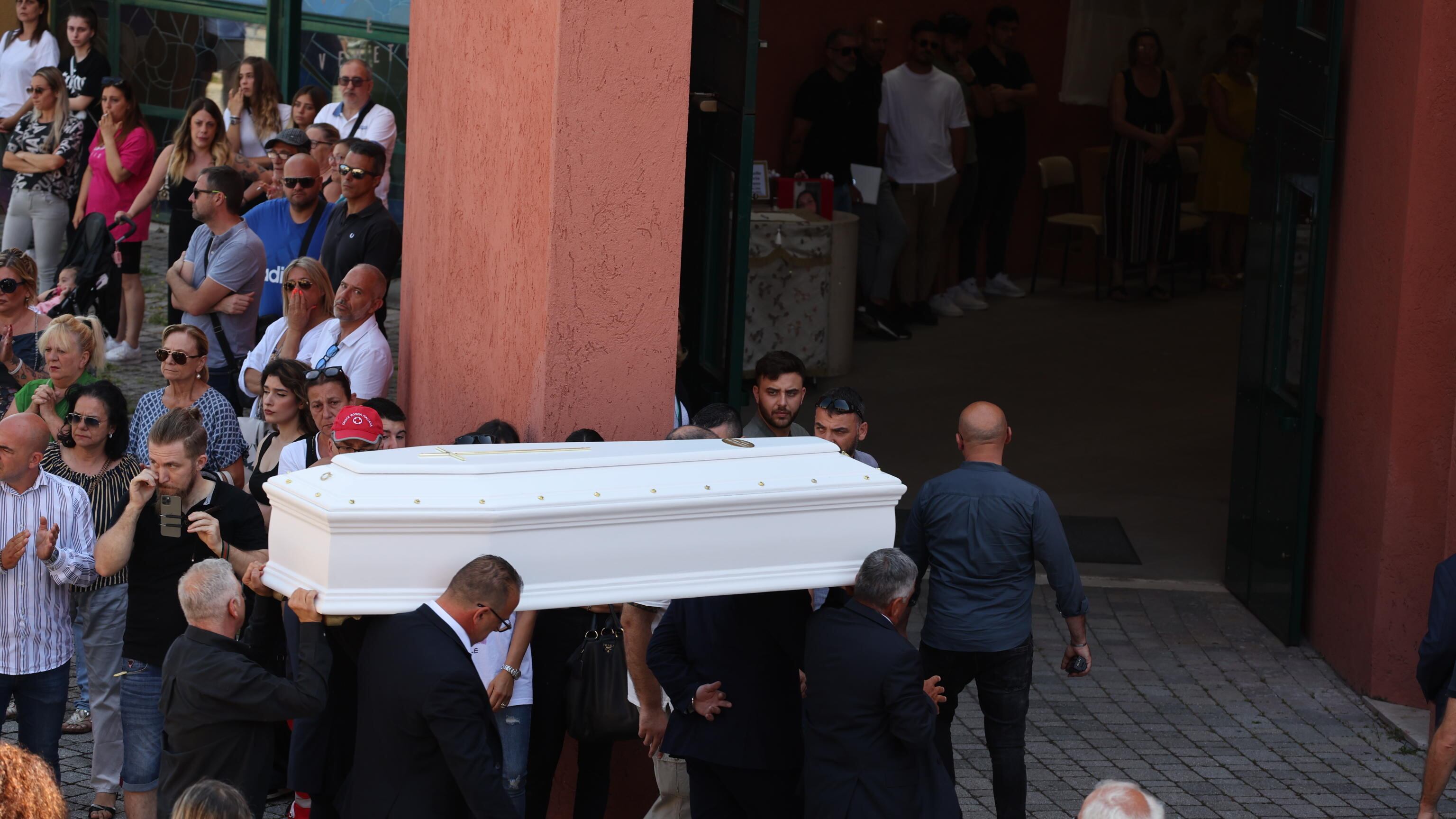 Fiori e palloncini ai funerali di Michelle, il vescovo: "Siamo tutti affranti e sconfitti"