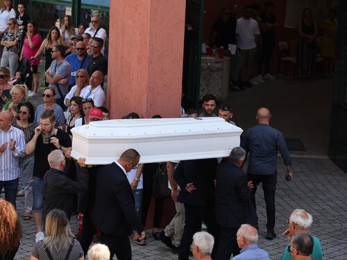 Fiori e palloncini ai funerali di Michelle, il vescovo: "Siamo tutti affranti e sconfitti"