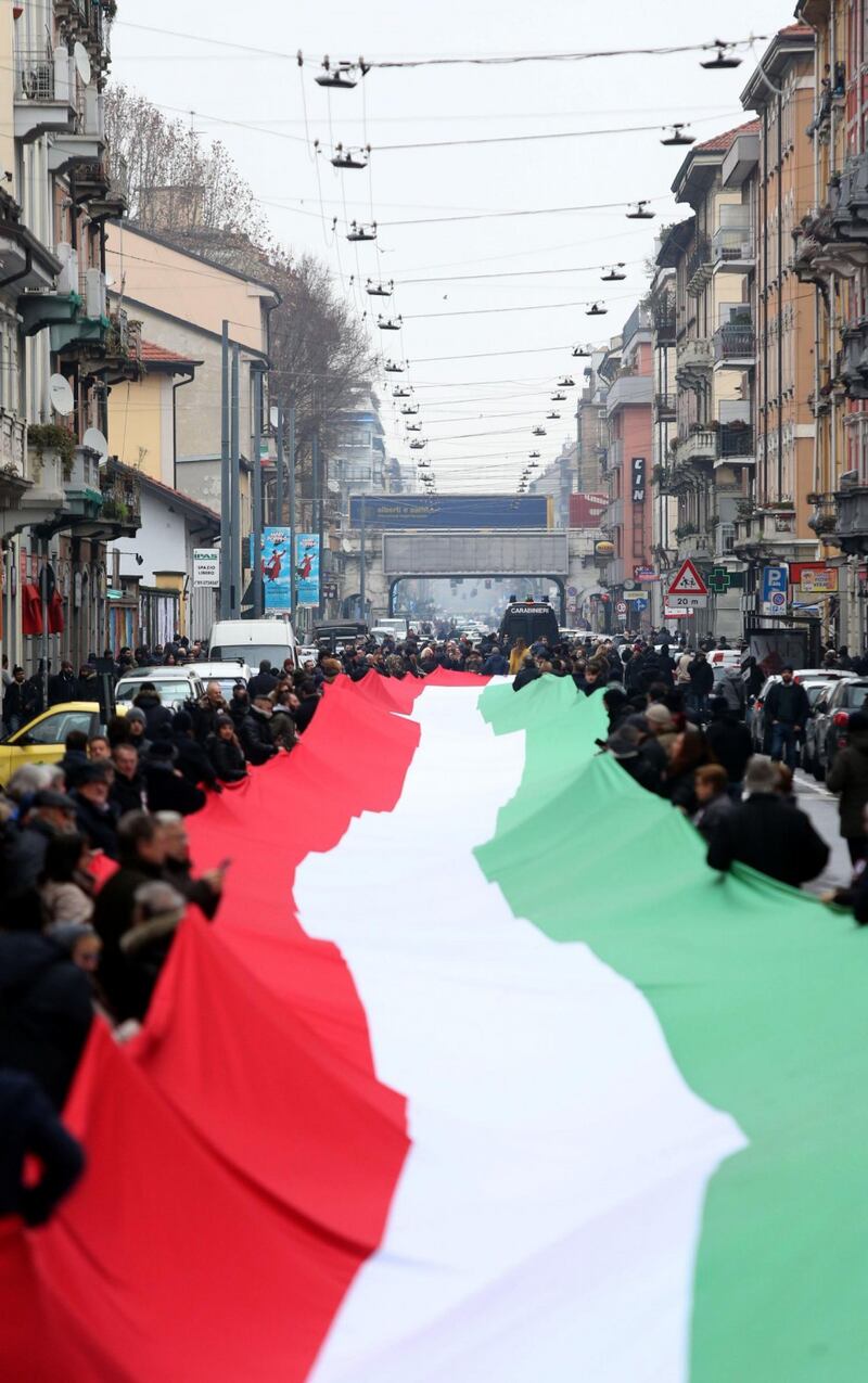 Fratelli d'Italia con tricolore di 500 metri in via Padova  9