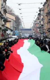 Fratelli d'Italia con tricolore di 500 metri in via Padova  9