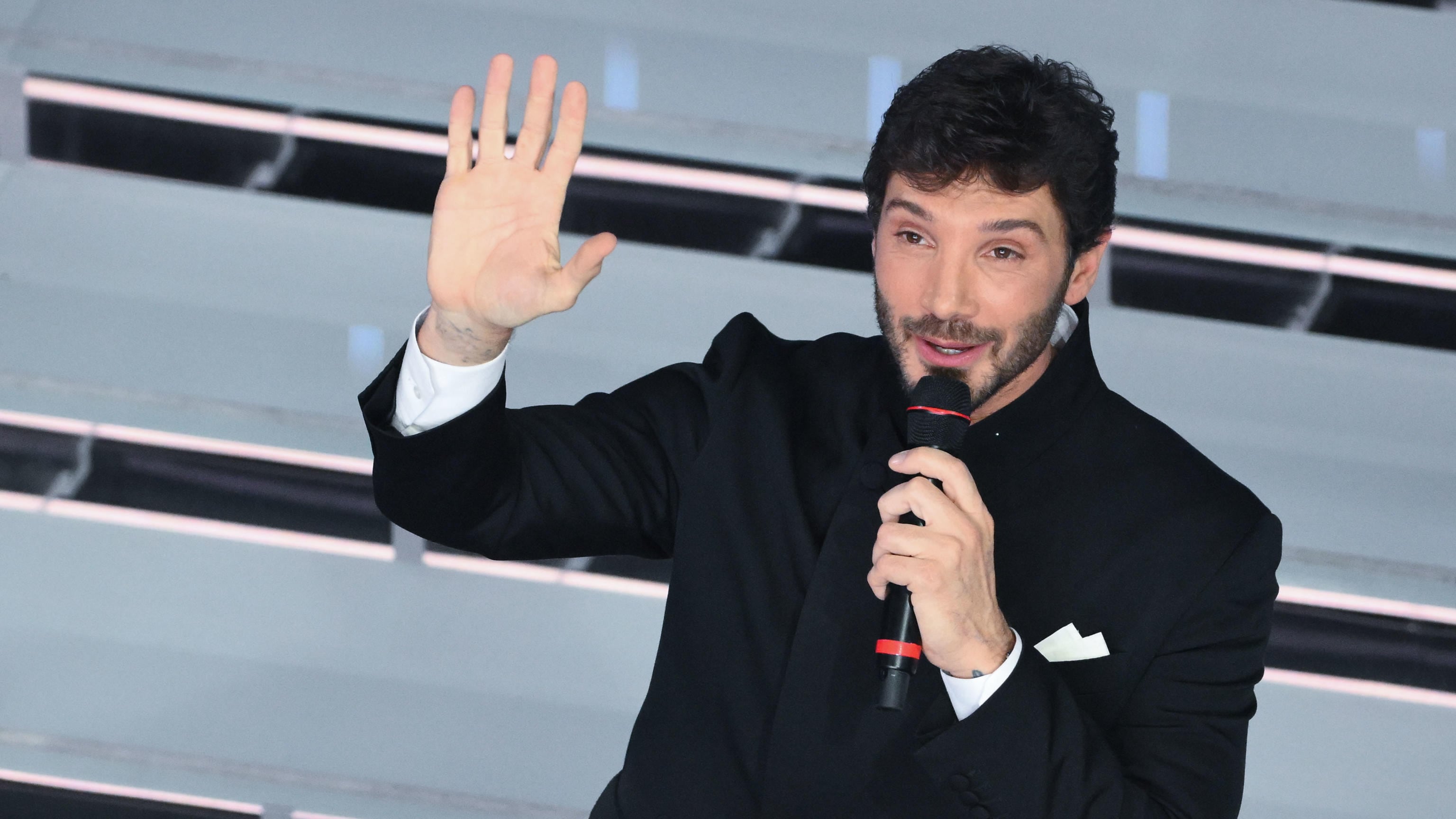 Sanremo 2027, Stefano De Martino rompe il silenzio: ecco quando andrà in scena il Festival