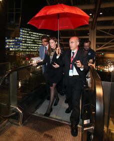 La Boschi con l'ombrellino rosso 2
