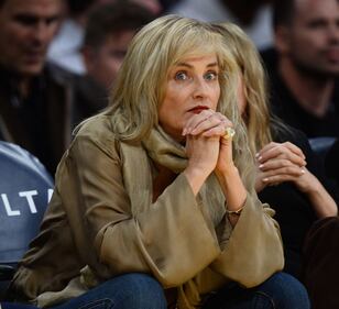 Sharon Stone, il seno sfugge dal costume 20