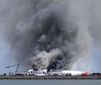 San Francisco, aereo si schianta e va in fiamme 5