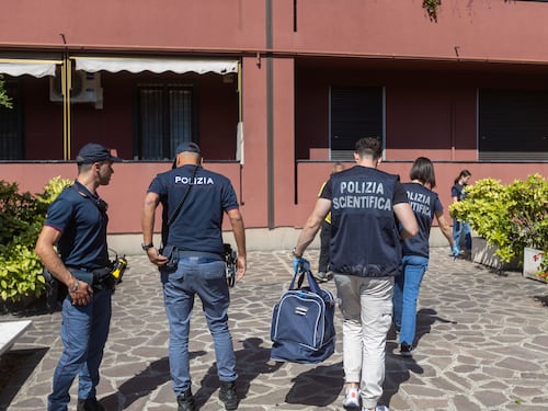 Accoltella la madre mentre dorme. Poi si uccide gettandosi dalla finestra