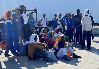 Boom di arrivi a Lampedusa: l’assedio sul molo 12