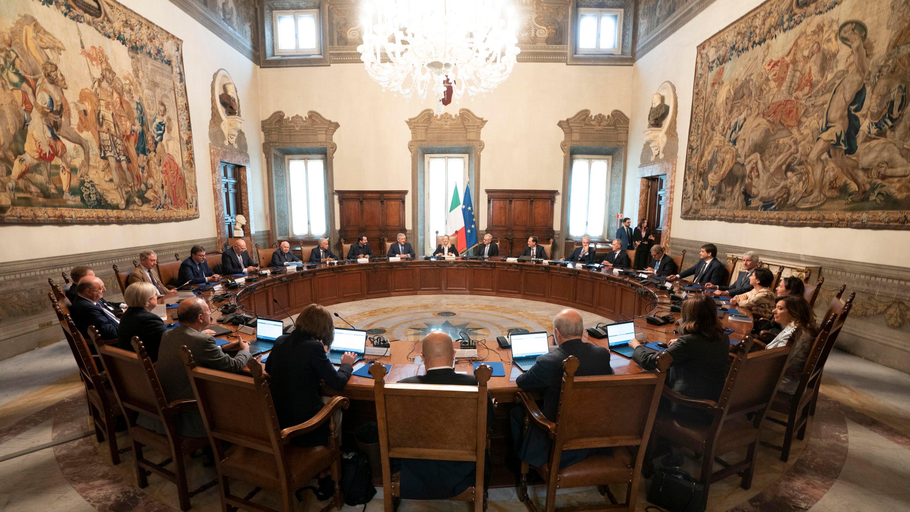 Consumi, lavoro e imprese: il dossier che certifica i successi del governo