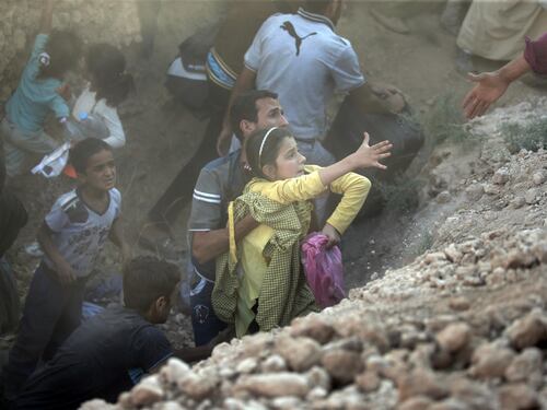 I profughi sfondano il confine tra Siria e Turchia
