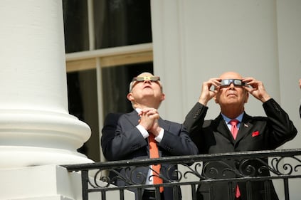 Trump guarda l'eclissi senza occhiali protettivi 9