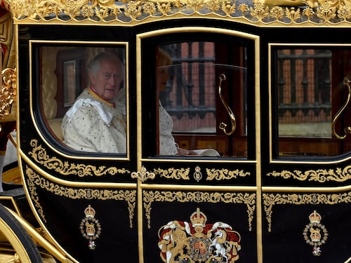 "Io sono qui per servire non per essere servito". Carlo III è re d'Inghilterra (e Camilla corona il sogno)