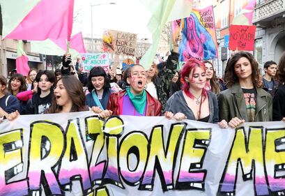 "Generazione meticcia e queer". A Milano sfila il corteo "transfemminista" 1