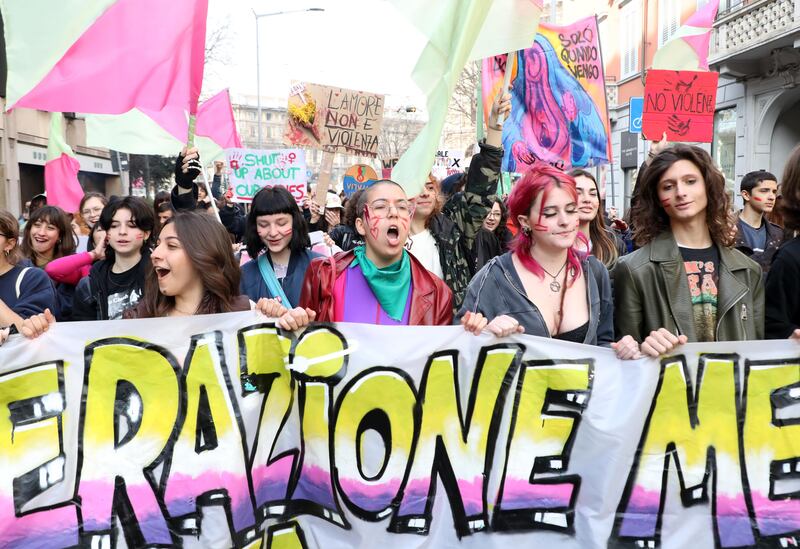 "Generazione meticcia e queer". A Milano sfila il corteo "transfemminista" 1