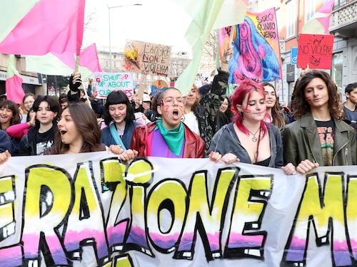 "Generazione meticcia e queer". A Milano sfila il corteo "transfemminista"