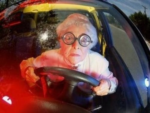 Nonnetta al posto di blocco: "Cos'è la patente?"