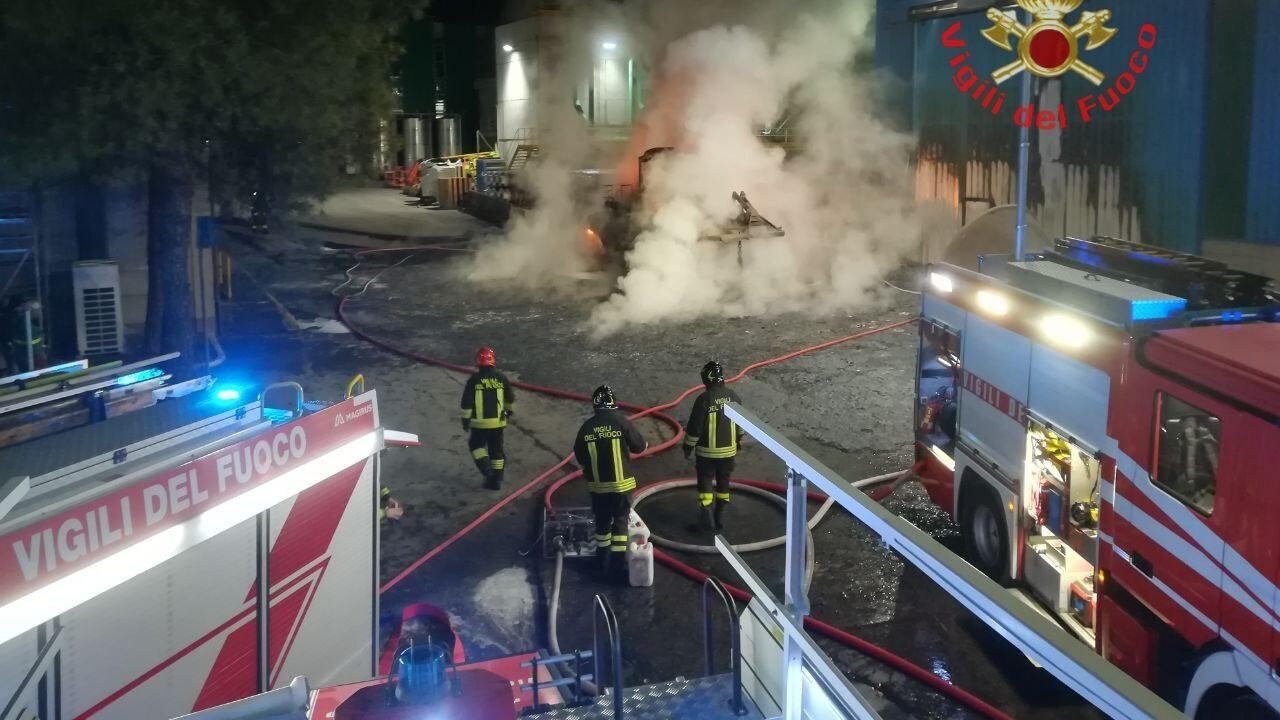 Mezzo prende fuoco in acciaieria nel bresciano: 51enne muore carbonizzato