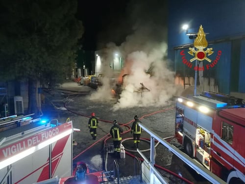 Mezzo prende fuoco in acciaieria nel bresciano: 51enne muore carbonizzato