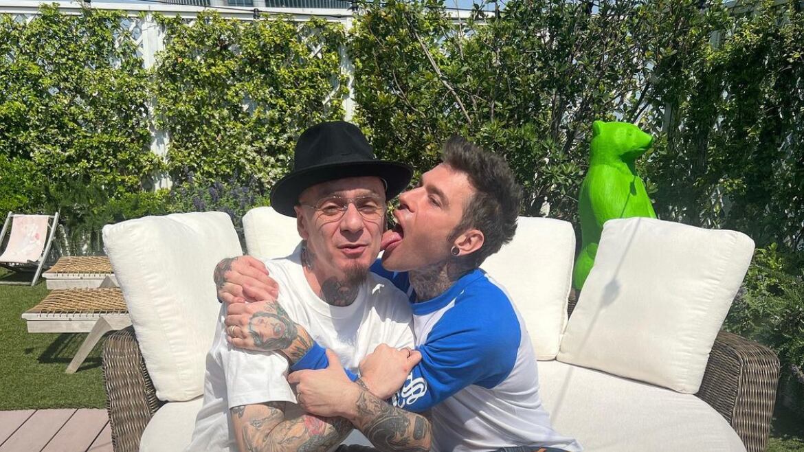 Fedez e J-Ax fanno pace. "Mettere da parte l'orgoglio per tornare ad abbracciarsi"