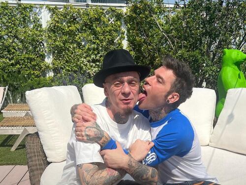 Fedez e J-Ax fanno pace. "Mettere da parte l'orgoglio per tornare ad abbracciarsi"