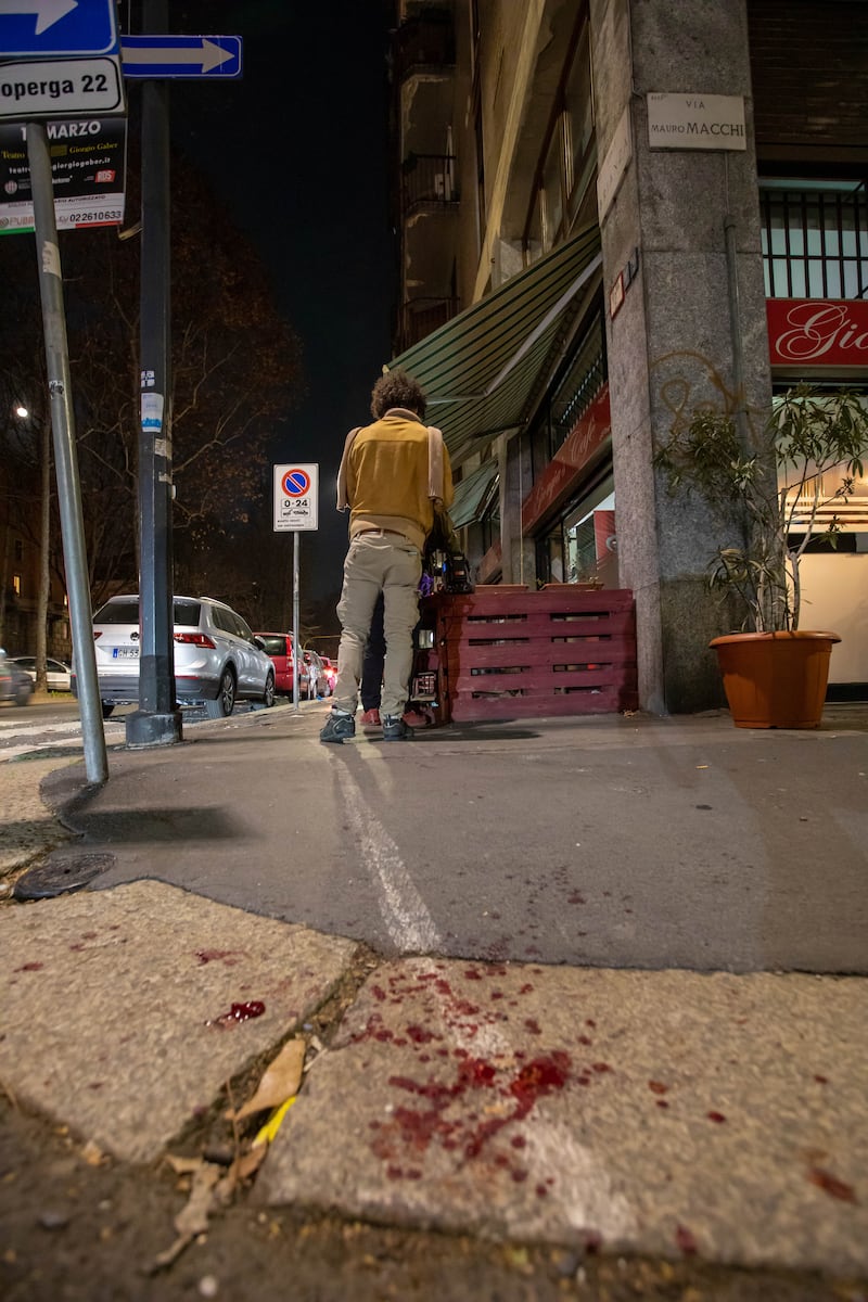 Aggressione a Milano: sei persone ferite, due in modo grave 1