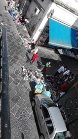Napoli, Tornano i mercatini della "monnezza" dopo l'aggressione al farmacista 5