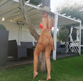Francesca Cipriani hot in rosso 3