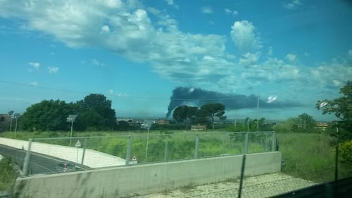 Pomezia, maxi incendio in deposito di plastica: popolazione evacuata 8