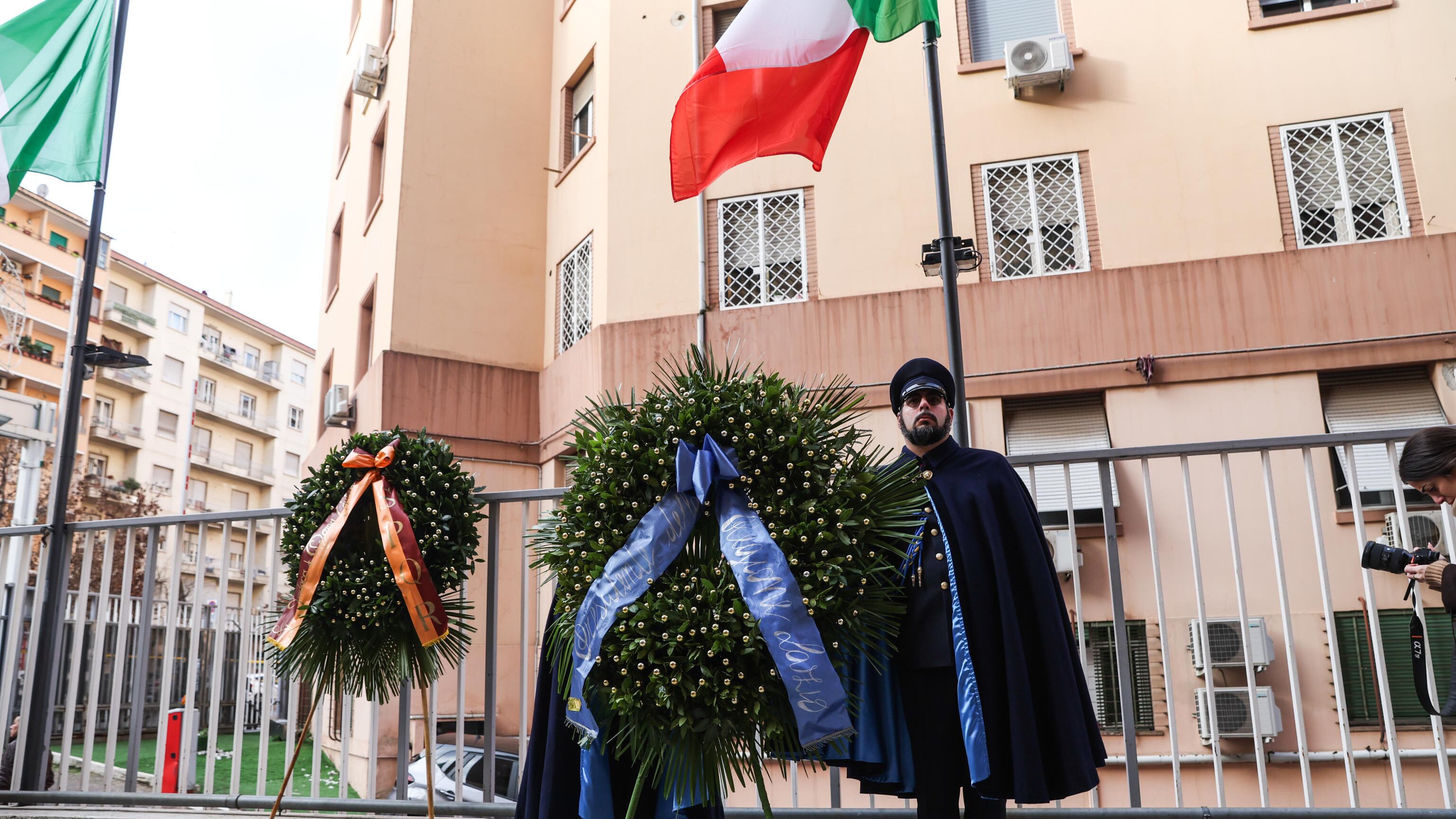Acca Larentia, Bonelli respinge l'appello di Meloni: "Ipocrita". Silenzio di Conte e Schlein sul pestaggio contro i militanti di Gioventù Nazionale