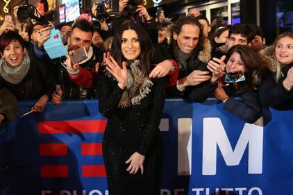 Laura Pausini canta con i fan fuori dall'Ariston 5