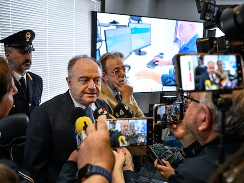 Agenti infedeli rubavano dati su calciatori, cantanti e vip. Gratteri: "C’era un tariffario"