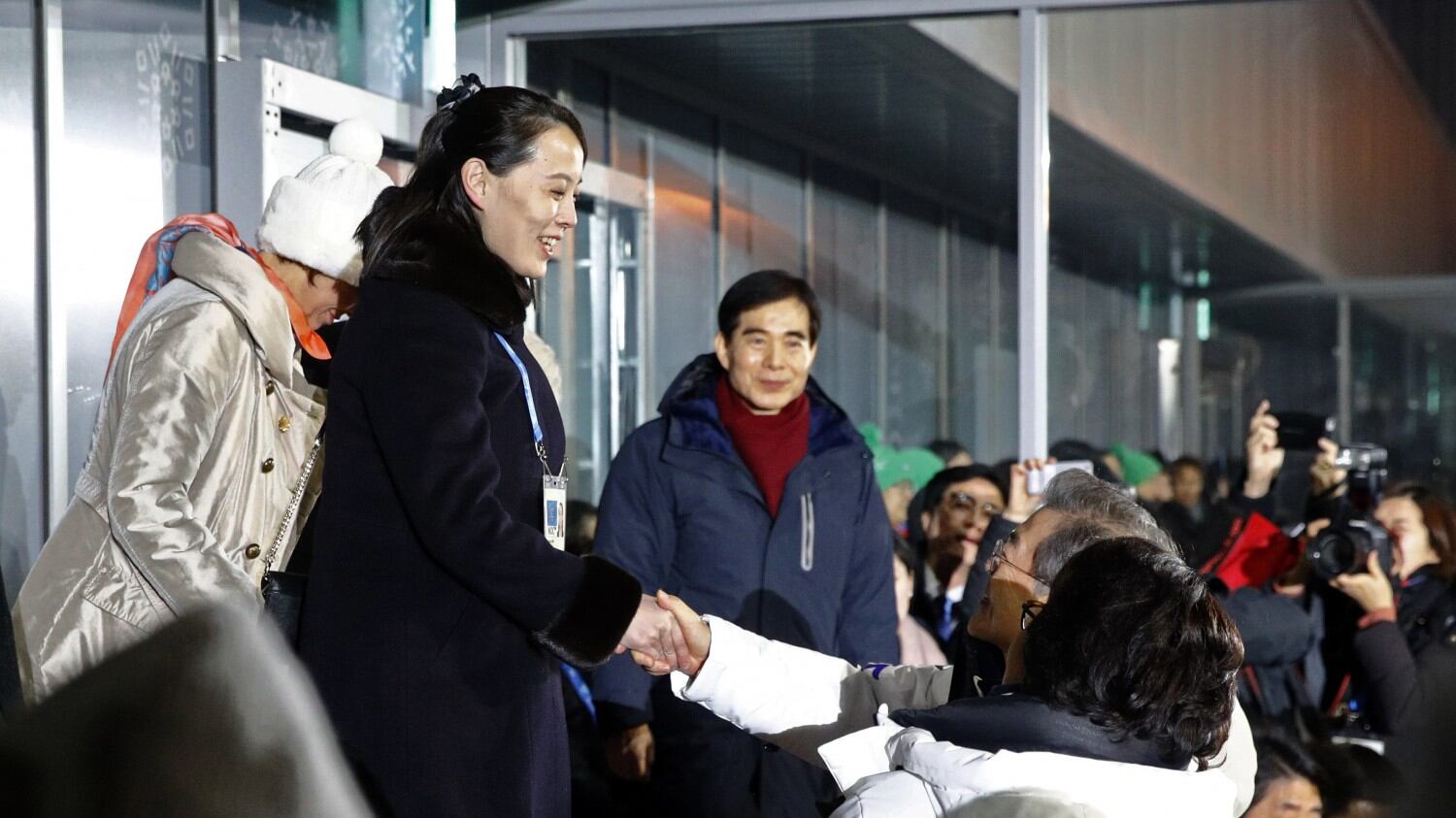 La torcia con il fuoco olimpico "accende" i Giochi della Corea