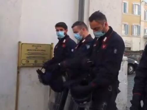 Il lungo applauso dei ristoratori. E i carabinieri si tolgono i caschi