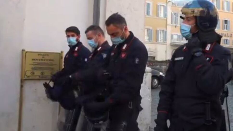 Il lungo applauso dei ristoratori. E i carabinieri si tolgono i caschi