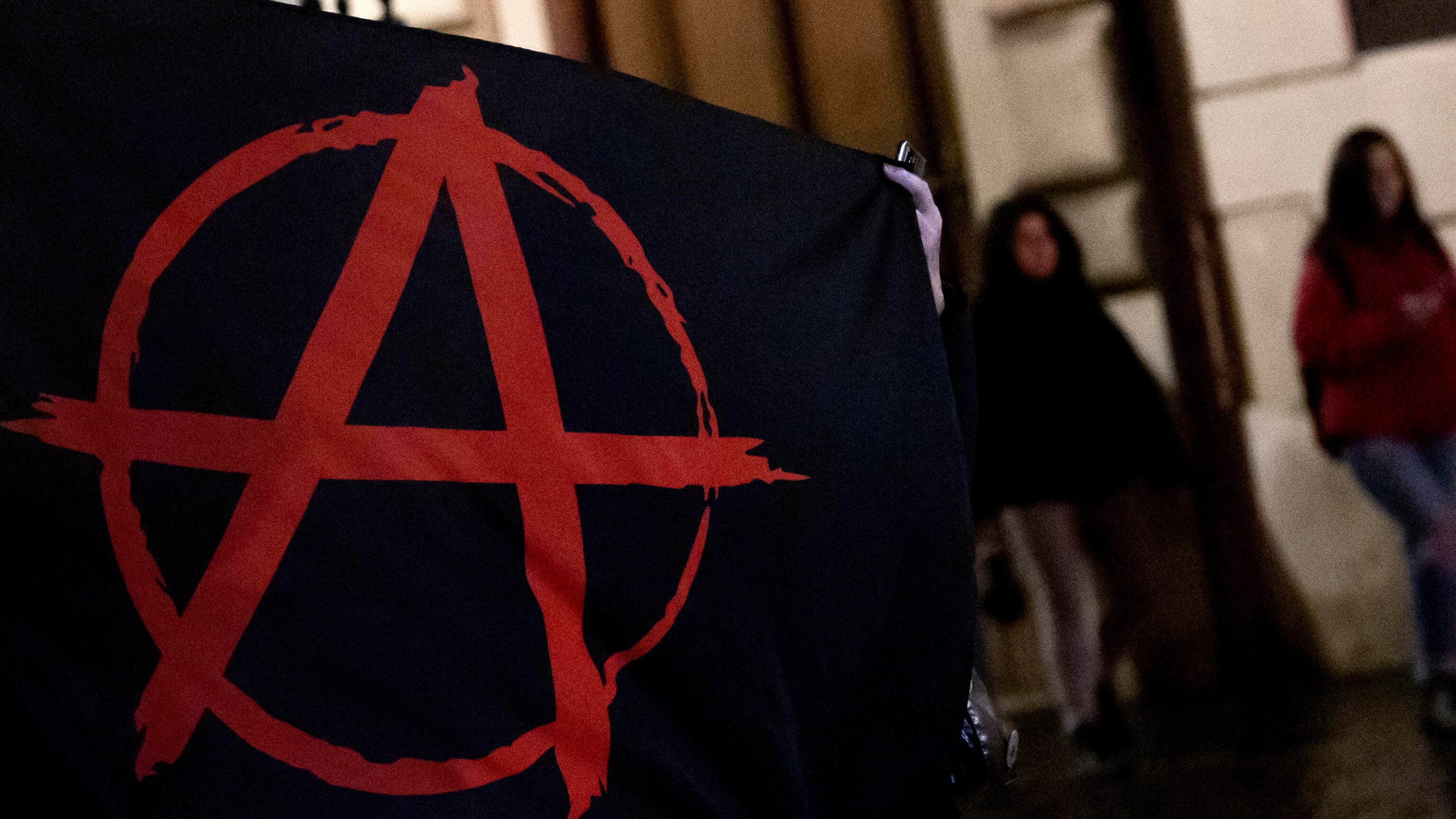 "Pagherete caro, pagherete tutto". Gli anarchici alzano il tiro