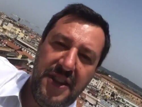 Roma, Salvini contro la Raggi: "Togliete l'immondizia, gabbiani sono diventati mostri"
