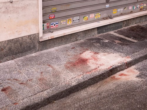 Ucciso a coltellate sotto casa dei suoi. Killer incappucciato. La pista passionale