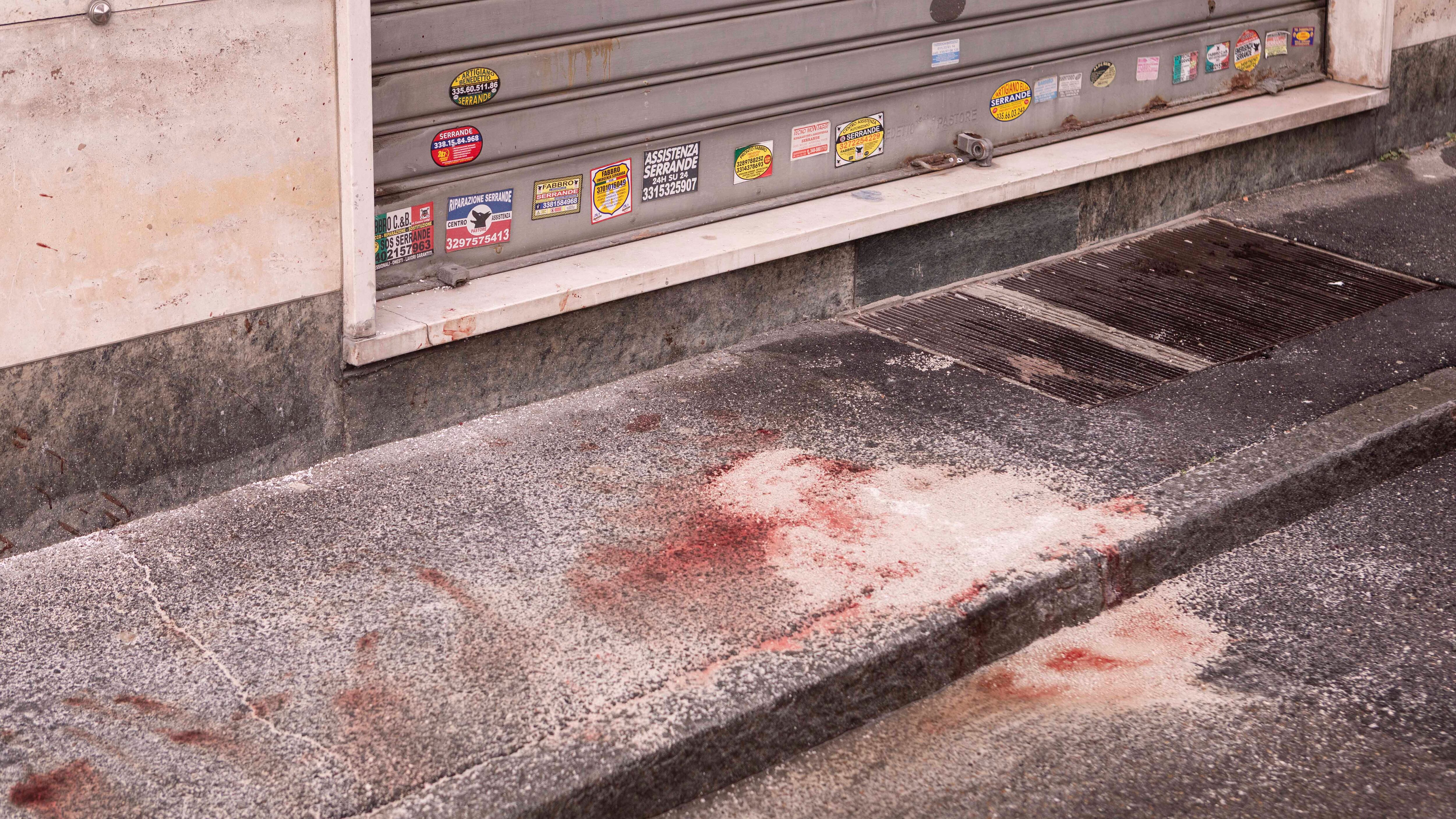 Ucciso a coltellate sotto casa dei suoi. Killer incappucciato. La pista passionale