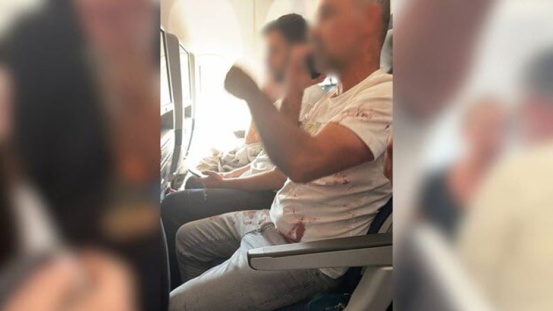 “Persone con magliette sporche di sangue”, “l’aereo ha iniziato a precipitare, è stato spaventoso”: il racconto dei passeggeri