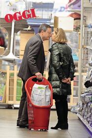 Mario Draghi "normale" tra il carrello e i baci alla moglie 1