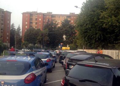 Milano, spunta un manichino con la foto di Maran 6