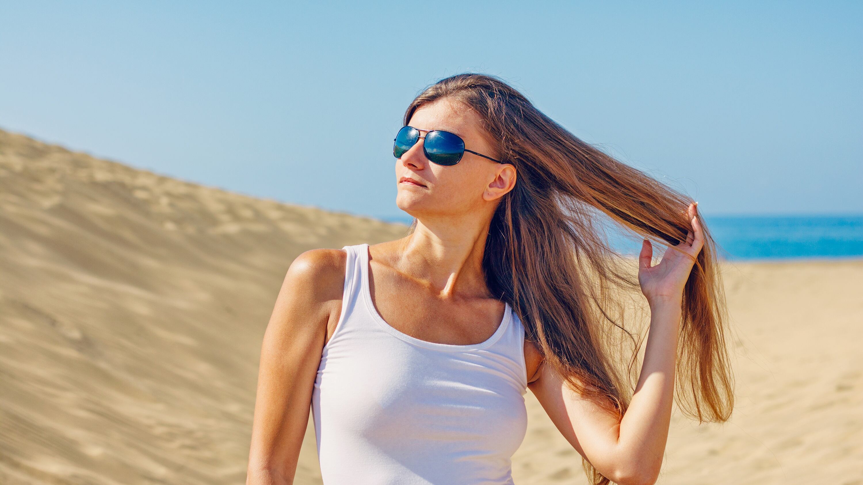 Capelli: come preservare il colore in spiaggia e in piscina