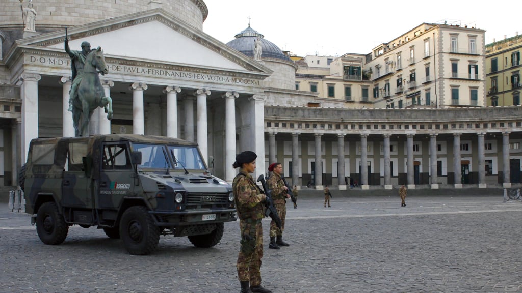 Roma, marocchino getta benzina sui militari e prova a dargli fuoco