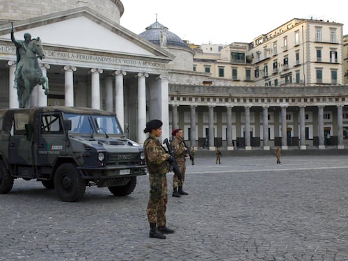 Napoli, passanti aggrediti da africano: intervento dei militari