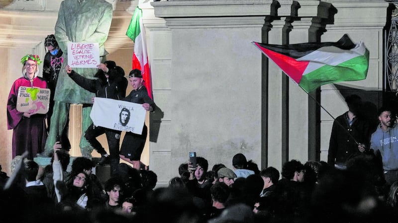 La piazza senza volto diventa imprevedibile