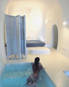 Emily Ratajkowski senza inibizioni a Santorini 9