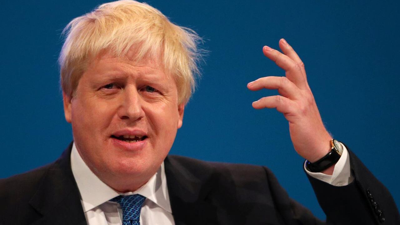 Johnson, sorrisi e sferzate: "Questa Brexit ci umilia". May a rischio per l'Ulster