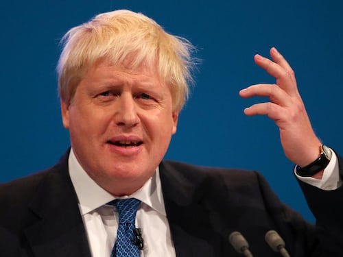 Boris Johnson critica velo islamico e viene accusato di "razzismo"